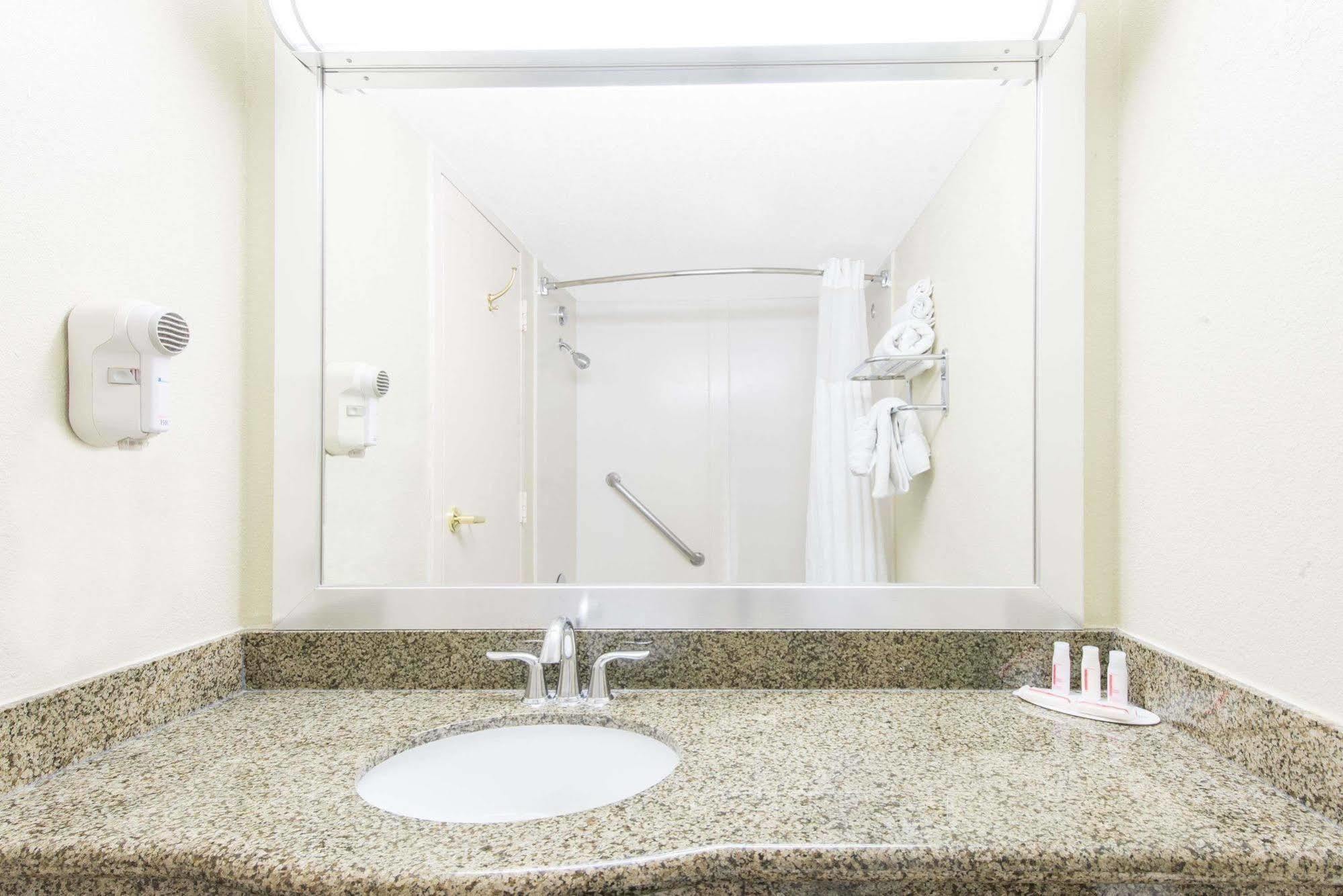 Ramada By Wyndham Albuquerque East Hotel Ngoại thất bức ảnh