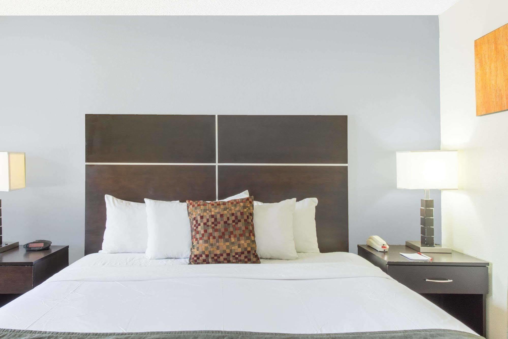 Ramada By Wyndham Albuquerque East Hotel Ngoại thất bức ảnh