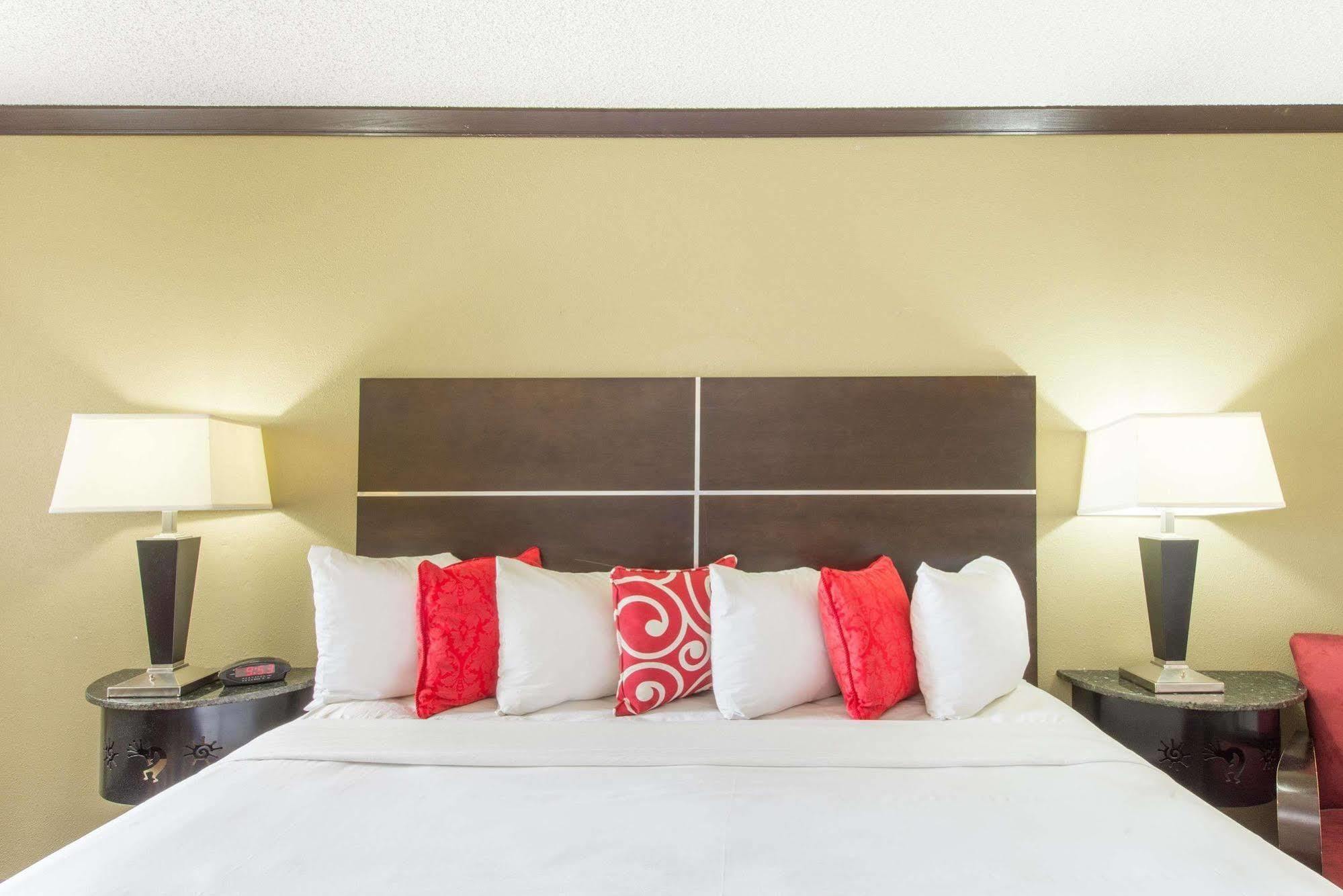 Ramada By Wyndham Albuquerque East Hotel Ngoại thất bức ảnh